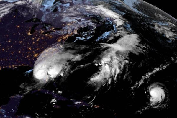 Localización del huracán Milton (i) entrando por Florida. EFE/NOAA-NHC
