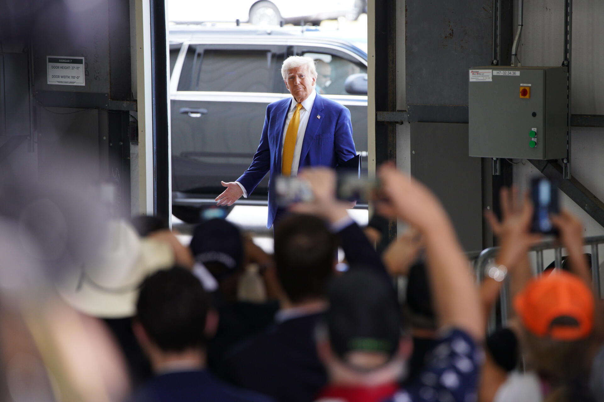 El candidato presidencial republicano Donald J. Trump llega para hablar con la prensa en el hangar del aeropuerto privado Million Air en el Aeropuerto Internacional Austin-Bergstrom en Austi