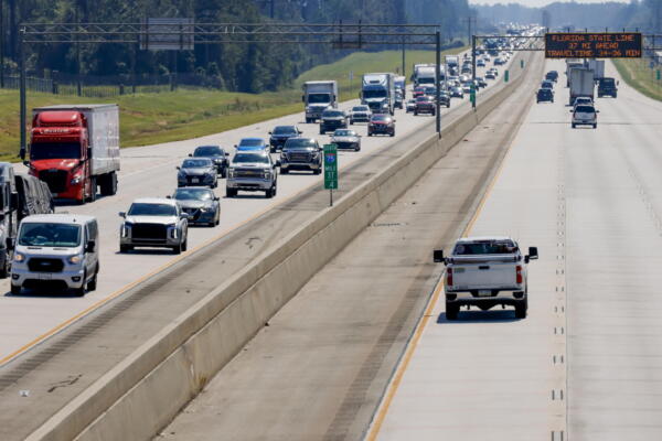 Tráfico vehicular fluye hacia el norte desde Florida por la carretera interestatal 75, en Adel, Georgia, EE.UU. EFE/EPA/Erik S. Lesser