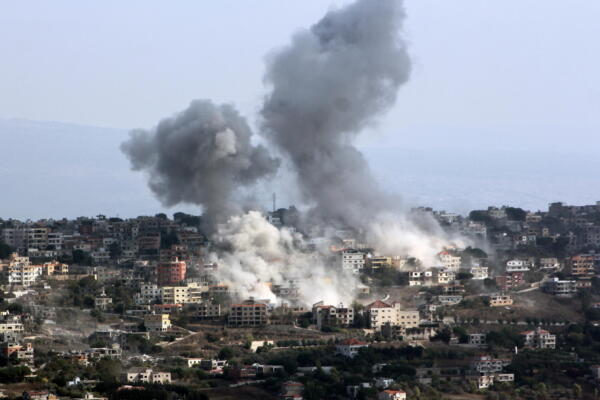 El humo se eleva tras un ataque aéreo israelí en la aldea de Khiam. EFE/STRINGER