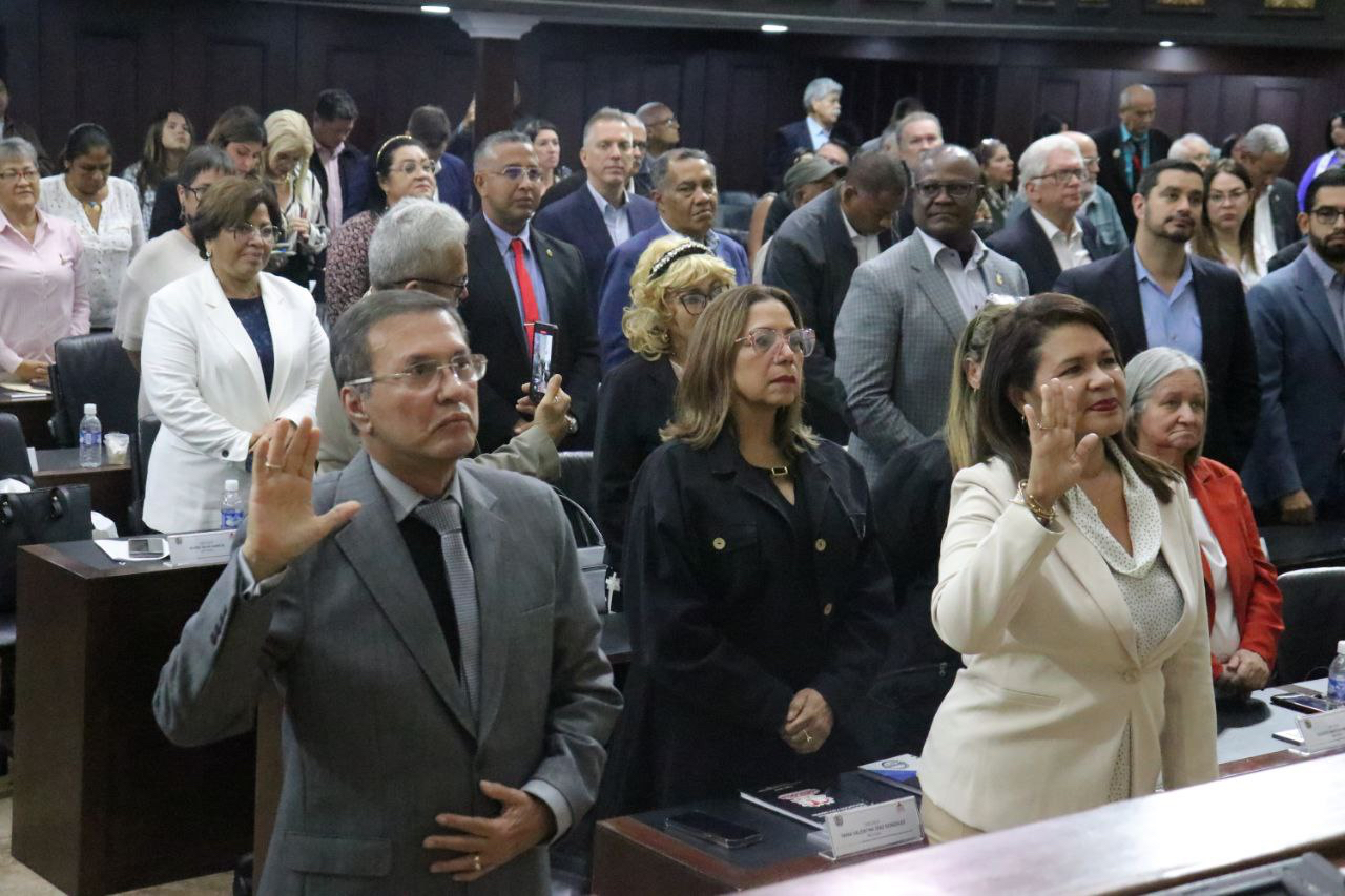 Fotografía cedida por la Asamblea Nacional de Conrado Pérez tomando juramento como nuevo rector del Consejo Nacional Electoral