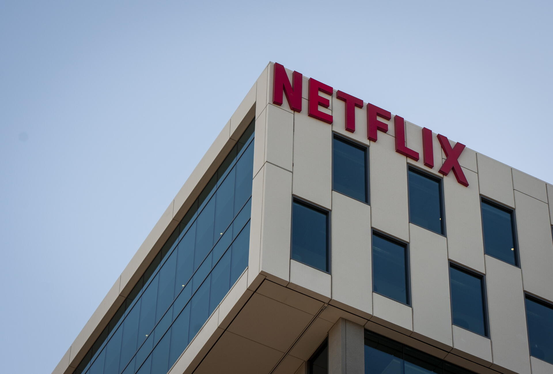 Fotografía de archivo fechada el 18 de octubre de 2019 de el logo de Netflix en uno de los edificios de la compañía en Los Ángeles