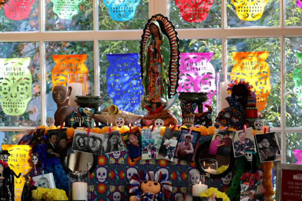 Fotografía de un altar compuesto por decorados con calaveras de azúcar, catrinas, pan de muerto, velas, papel picado y figuras mexicanas como alebrijes, colocado este jueves en la Casa Blanca