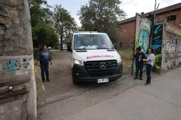 Ambulancias llegan hasta el liceo estudiantil Internado Nacional Barros Arana (INBA) en Santiago (Chile). EFE/ Elvis González