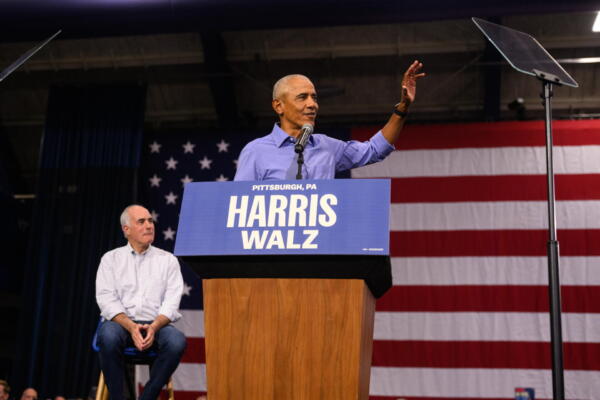 Obama en un evento de campaña para Harris en la Universidad de Pittsburgh en Pittsburgh. EFE/EPA/Justin Merriman