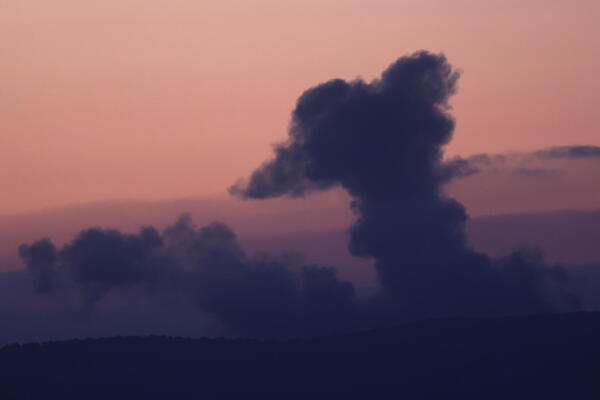 Ataque israelí contra el sur del Líbano visto desde el norte de Israel.EFE/EPA/Atef Safadi