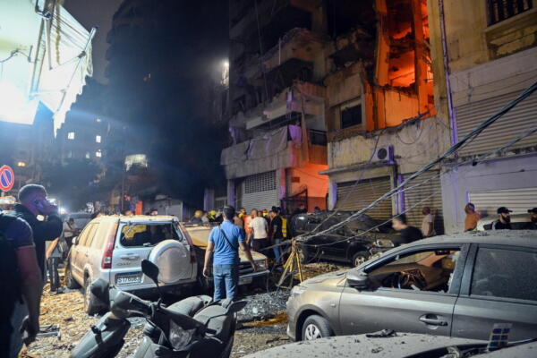 Personas se reúne frente a un edificio dañado después de un ataque militar israelí en el área de Nuwayri en Beirut. EFE/EPA/WAEL HAMZEH
