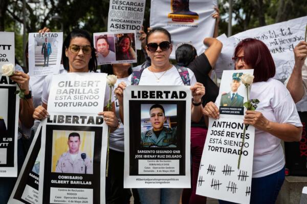 Personas durante una protesta frente al Ministerio Público para exigir la liberación de presuntos presos políticos. EFE/ Ronald Peña R.