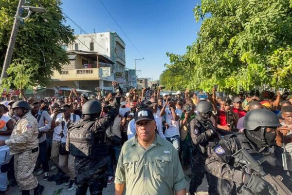 Fotografía cedida por la oficina del Primer Ministro de Haití, Garry Conille (c), durante una visita al hospital Saint-Nicolas. El Gobierno haitiano está en alerta, movilizando estructuras estatales, 24 horas después del ataque armado de la banda Gran Griff en Pont Sonde, en la Perú dice que ataques en Haití buscan amenazar el proceso de recuperación de la democracia