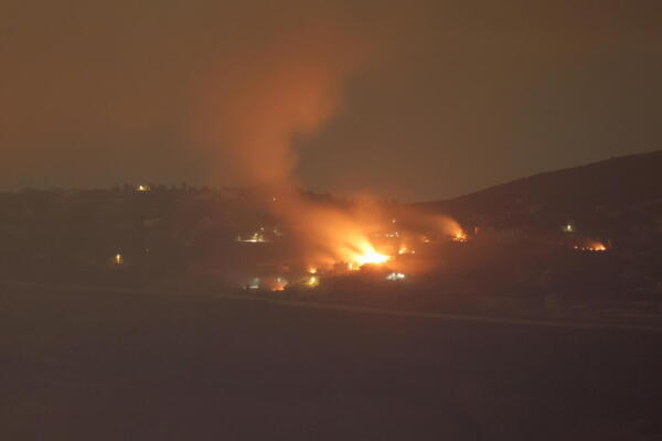 Los proyectiles de artillería israelíes alcanzaron zonas cercanas a aldeas del sur del Líbano a lo largo de la frontera con Israel, visto desde la Alta Galilea, al norte de Israel.EFE