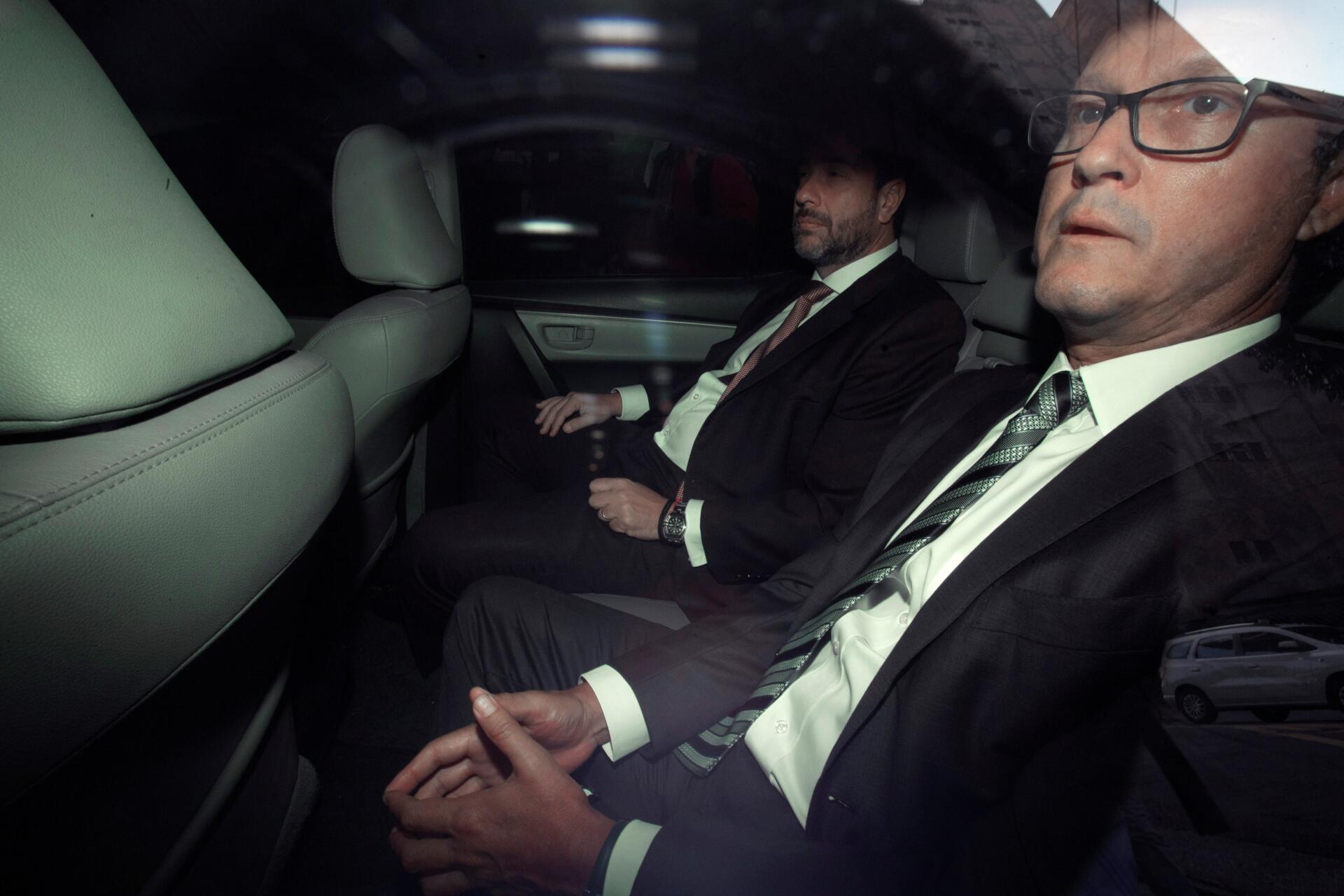 Fotografía de archivo del 28 de febrero de 2024 del exdirectivo de Odebrecht en Perú, Jorge Barata (d), a su llegada a la sede del Ministerio Público en Sao Paulo