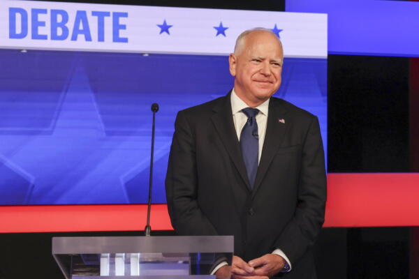 Tim Walz durante el debate vicepresidencial en Nueva York, EE. UU. EFE/EPA/Sarah Yenesel