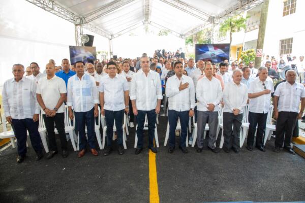 El presidente Luis Abinader realizó una gran jornada de entrega de apartamentos en el sector de Sábana Perdida.