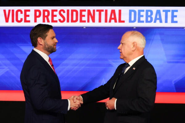 El senador estadounidense, J.D. Vance y el gobernador de Minnesota, Tim Walz, se dan la mano al inicio del debate vicepresidencial, (Foto de Charly TRIBALLEAU / AFP)