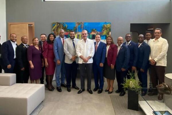Abinader-tras-la-reunion-con-los-representantes-de-las-iglesias-evangelicas.-CDN-Digital