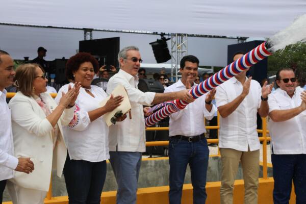 Abinader y Wellington Arnaud inauguran acueducto de Cabo Rojo