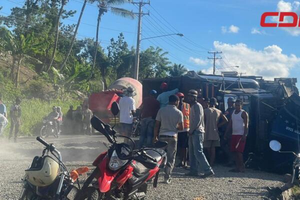 El incidente se produjo entre un camión cargado de arena y un camión volteo que transportaba material de construcción.