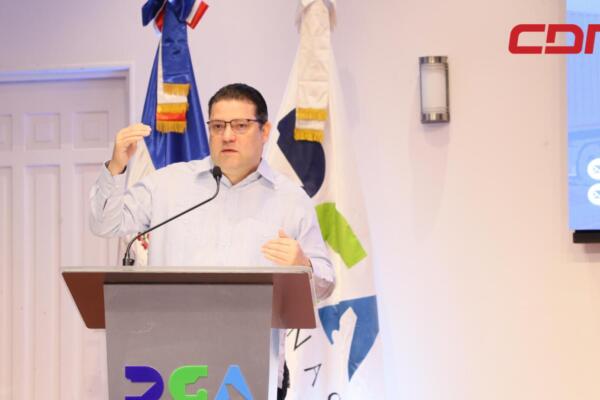 Eduardo Sanz Lovatón, director de Aduanas.

