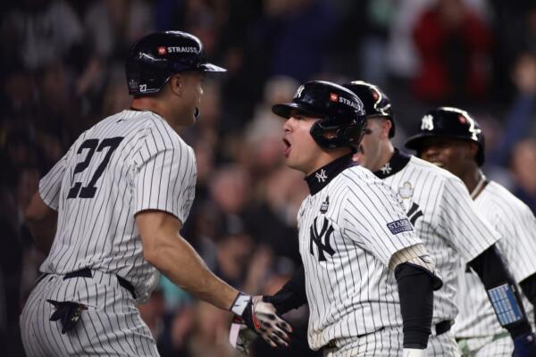 Anthony Volpe celebra con Ginacarlo Stanto su jonrón con las bases llenas en la victoria de Atlanta frente a los Dodgers