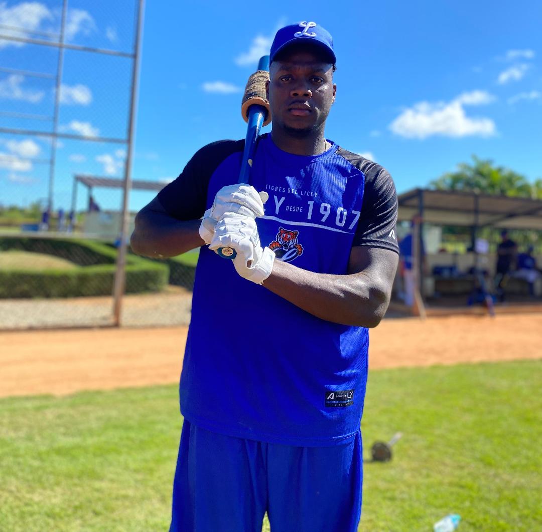 Aquino, de 30 años, viene de jugar con los Diablos Rojos de Ciudad México, con quienes participó en 59 partidos en los que fijó promedio de bateo de .296, con .390 de OBP, nueve cuadrangulares, 16 dobles, 47 carreras anotadas y 37 impulsadas.