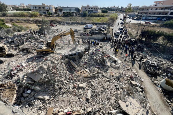 Rescatistas y residentes se reúnen en el sitio atacado por un bombardeo aéreo israelí en Sarafand, al sur del Líbano. EFE/EPA/STRINGER