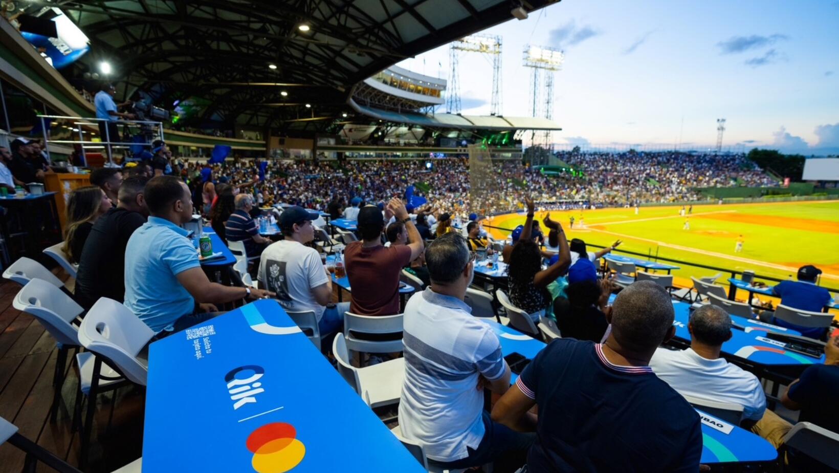 Clubhouse Qik Mastercard en la pelota invernal