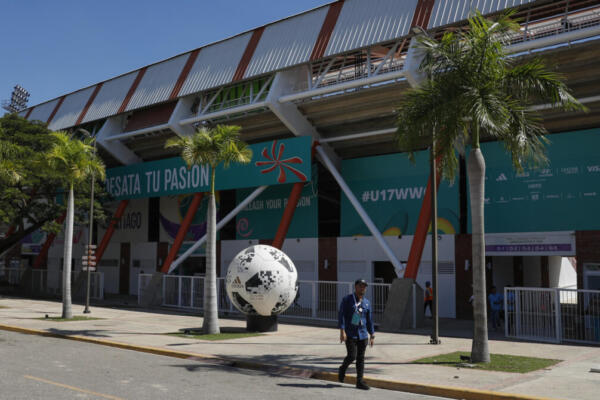 En la fase de grupos, que concluirá el 23 de octubre, ocho de los equipos jugarán en la capital dominicana y otros ocho en la norteña Santiago, para lo que durante meses se ha trabajado en la adecuación y remodelación del Estadio Félix Sánchez, en Santo Domingo, y el estadio del CF Cibao, en Santiago.