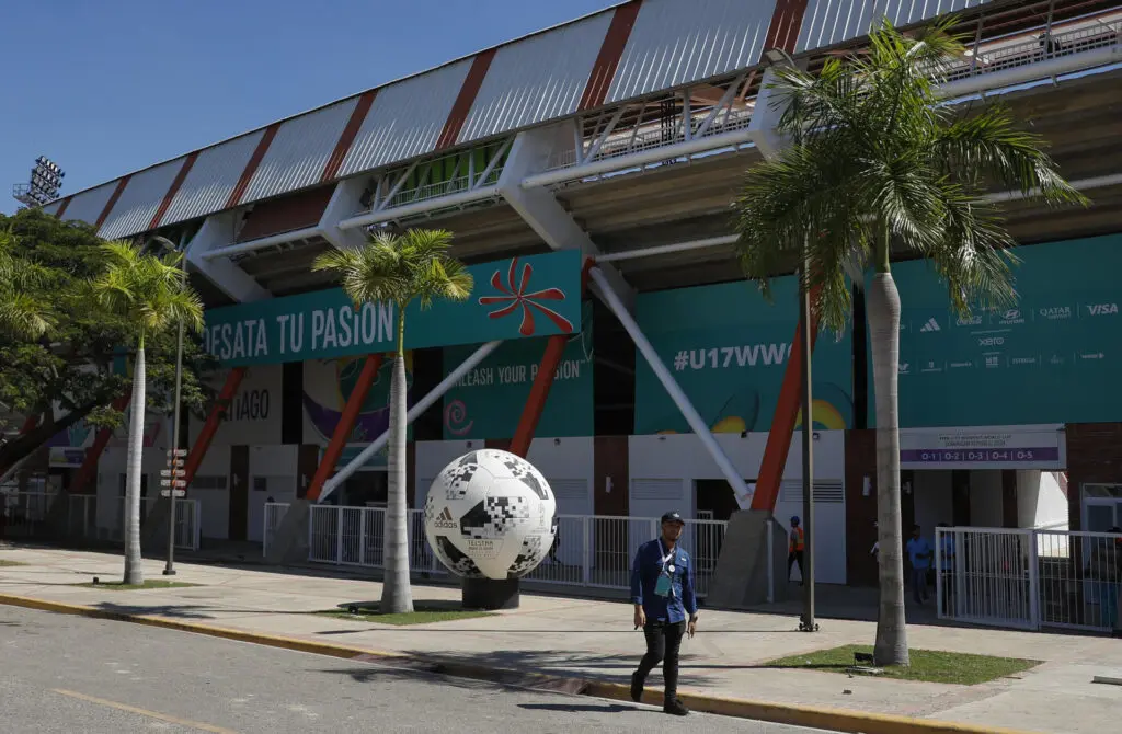 En la fase de grupos, que concluirá el 23 de octubre, ocho de los equipos jugarán en la capital dominicana y otros ocho en la norteña Santiago, para lo que durante meses se ha trabajado en la adecuación y remodelación del Estadio Félix Sánchez, en Santo Domingo, y el estadio del CF Cibao, en Santiago.