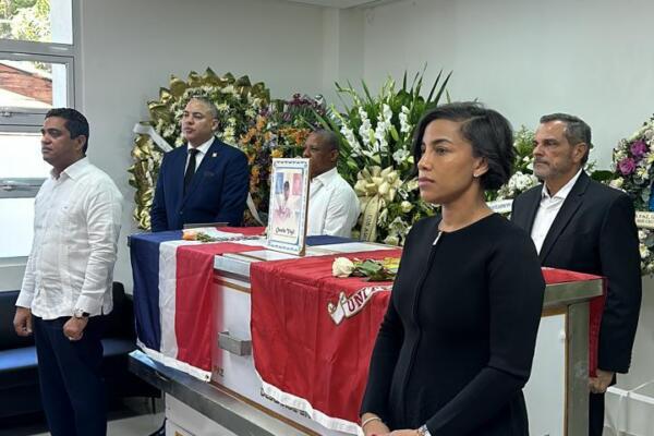 Además de Noboa y Cruz, asistieron a dar el pésame a familiares de Don Osvaldo, la gobernadora Nelsy Cruz; Jesús Jerez, alcalde de Montecristi; la gloria del deporte Don Juan Marichal, Héctor Gómez, director de comunicaciones de Miderec, entre otras personalidades.