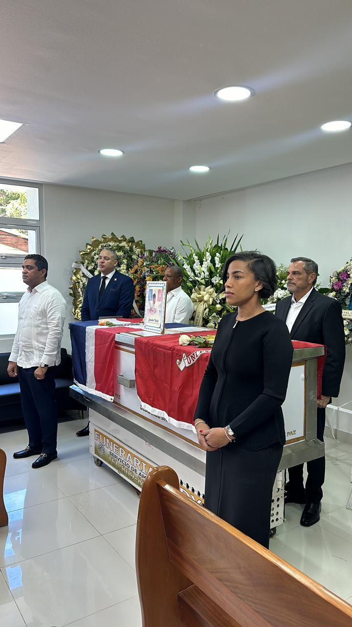 Además de Noboa y Cruz, asistieron a dar el pésame a familiares de Don Osvaldo, la gobernadora Nelsy Cruz; Jesús Jerez, alcalde de Montecristi; la gloria del deporte Don Juan Marichal, Héctor Gómez, director de comunicaciones de Miderec, entre otras personalidades.