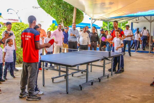 Previo al inicio de las actividades recreativas, Rodríguez exhortó a los alumnos de ese centro educativo hacer buen uso de las utilerías entregadas por ese organismo descentralizado.