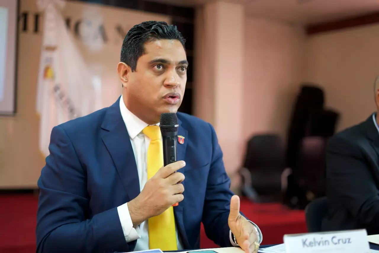 Kelvin Cruz expresa su apoyo a Lidom para un campeonato