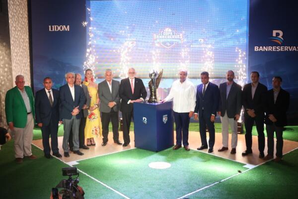 El develamiento del trofeo estuvo a cargo del presidente ejecutivo de Banreservas, Samuel Pereyra; el presidente de la LIDOM, Vitelio Mejía Ortiz, y los representantes de los equipos que se disputarán el torneo. 