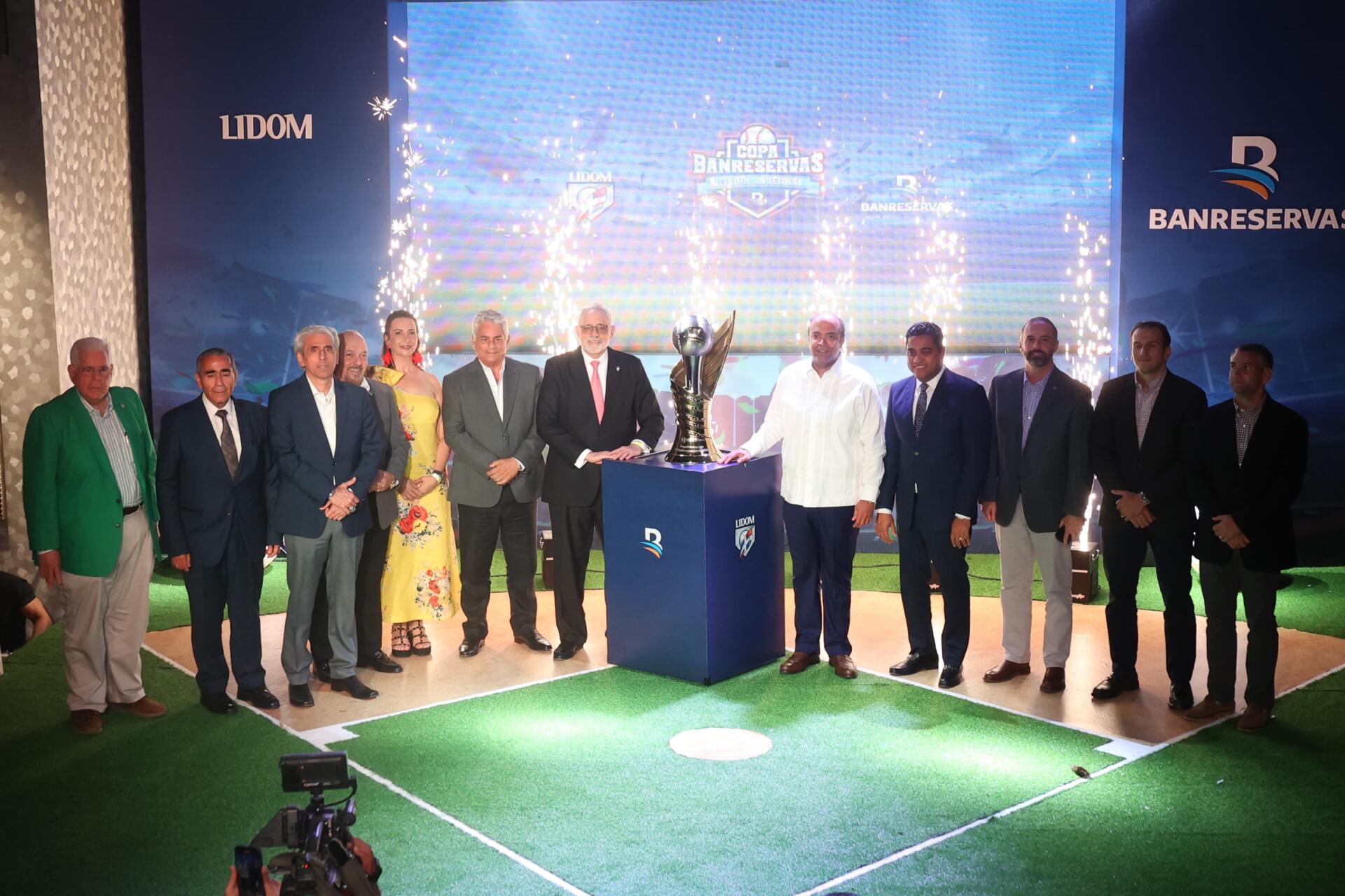 El develamiento del trofeo estuvo a cargo del presidente ejecutivo de Banreservas, Samuel Pereyra; el presidente de la LIDOM, Vitelio Mejía Ortiz, y los representantes de los equipos que se disputarán el torneo.