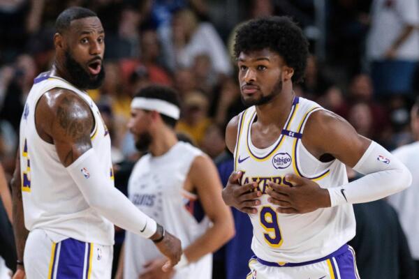 LeBron James está comenzando su 22.ª temporada en la NBA, igualando así el récord, mientras que LeBron James Jr., conocido por todos como Bronny, fue la segunda selección del draft de los Lakers este verano. 