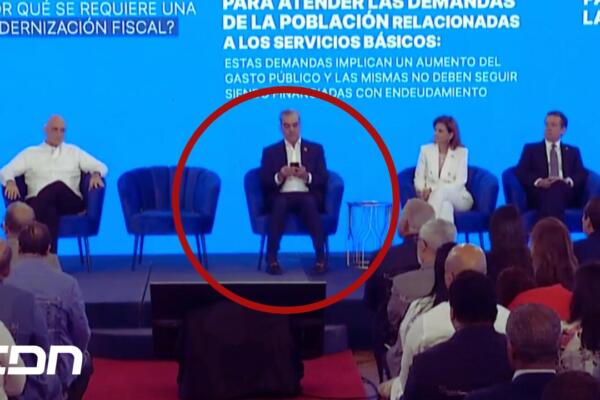 El presidente Luis Abinader fue captado varias veces usando sus celulares durante presentación de proyecto de modificación de reforma fiscal. FOTO: CDN Digital