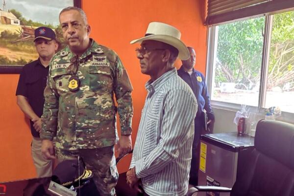 El director general de Migración, vicealmirante Luis Rafael Lee Ballester, durante su visita en Villa Isabela. Foto: CDN Digital