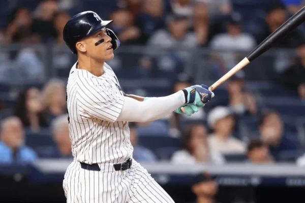 
Judge conectó un jonrón de dos carreras en la séptima entrada, ampliando el marcador en la victoria de los Yankees por 6-3 sobre los Guardianes en el Juego 2 de la Serie de Campeonato de la Liga Americana en el Yankee Stadium el martes por la noche. 