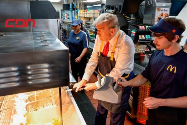 Este domingo Trump estuvo a cargo de la freidora en un McDonald's de Pensilvania 