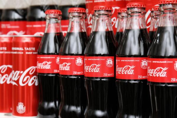 Coca-Cola retira 28 millones de botellas por riesgo de contaminación metálica