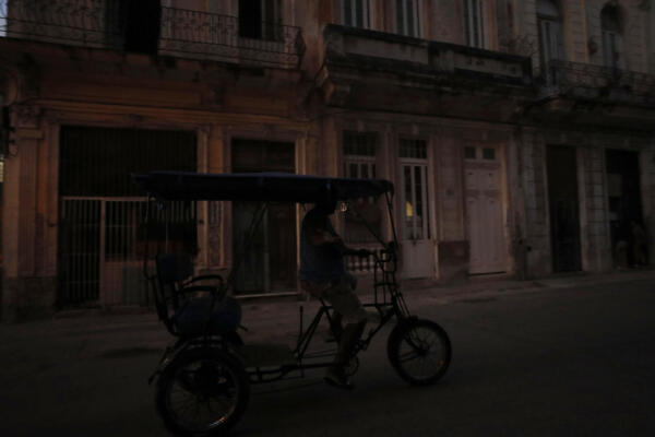 Fotografía de archivo en la que un bicitaxi transita por una calle en La Habana (Cuba). EFE/Yander Zamora