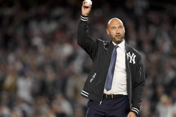Derek Jeter lanza la primera bola en el juego 3 de la Serie Mundial
