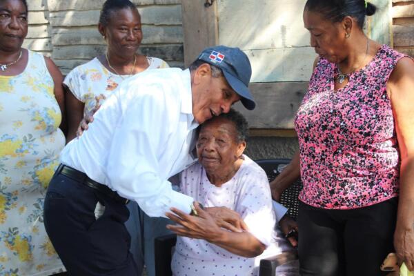 Senador Dagoberto Rodríguez visita familias afectadas por incendio