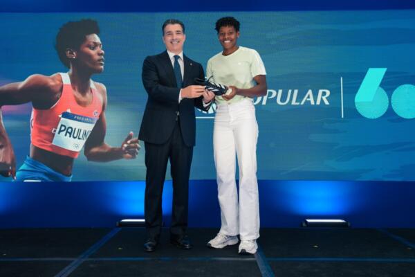 Popular celebra los éxitos deportivos de Marileidy Paulino con empleados y clientes