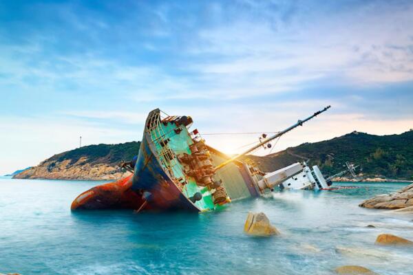 Ferry se hunde con 278 pasajeros a bordo a pocos metros de alcanzar su destino