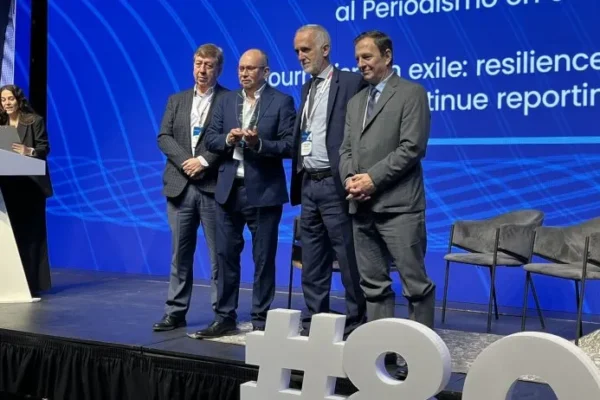 Directivos de SIP entrega premio 
Foto: fuente externa