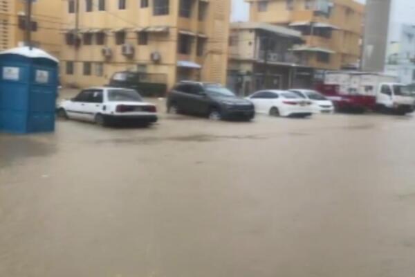 Estas precipitaciones intensas también provocaron la suspensión del partido de béisbol entre las Águilas Cibaeñas y Estrellas Orientales.