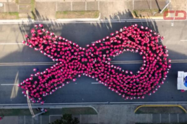 La actividad busca prevenir y concientizar sobre el cáncer de seno.