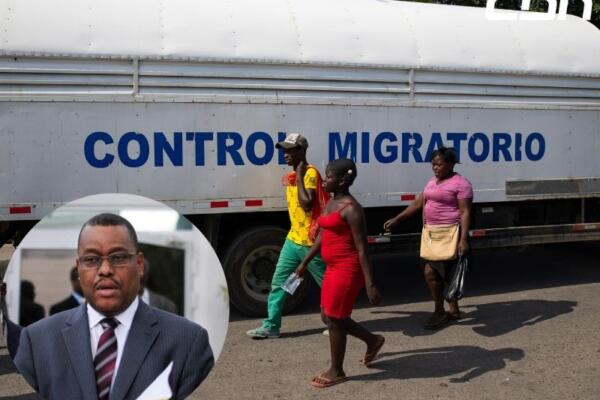 Haitianos junto a un camión de la Dirección General de Migración dominicana.