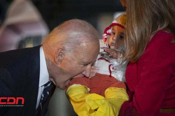 Biden fue visto mordiendo la pierna de un bebé vestido de pollo. Foto: Fuente externa 